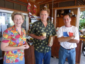 Bill Pullman with Beth and Ken at the South Kona Fruit Stand